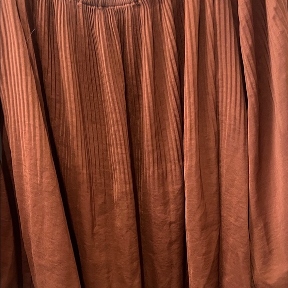 Express: Elegant Brown Pleated Off Shoulder Top - Picture 5 of 6